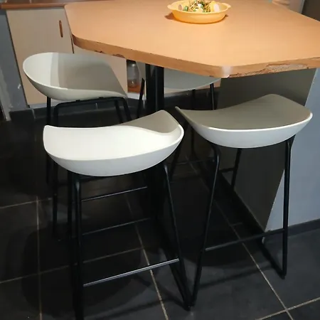 A 30m De La Place Med Apartament *