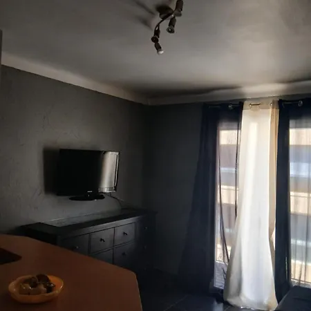 A 30m De La Place Med Appartement